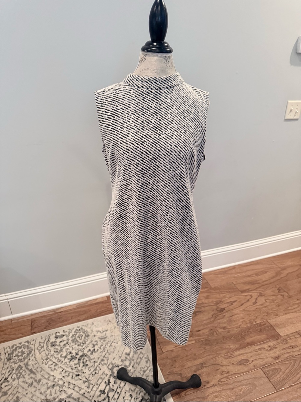 Sharagano Black & White Sleeveless Midi Shift Dress